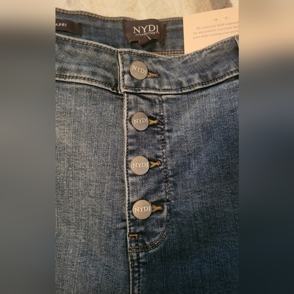 NWT. -NYDJ Women's  Capri Jeans Distressed Fringe Hem Button Fly Very Cool - Picture 2 of 6